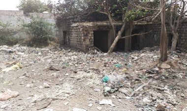 मोदरान में स्कूल के सामने लगे कचरे के ढेर खोल रहे स्वच्छता अभियान की पोल