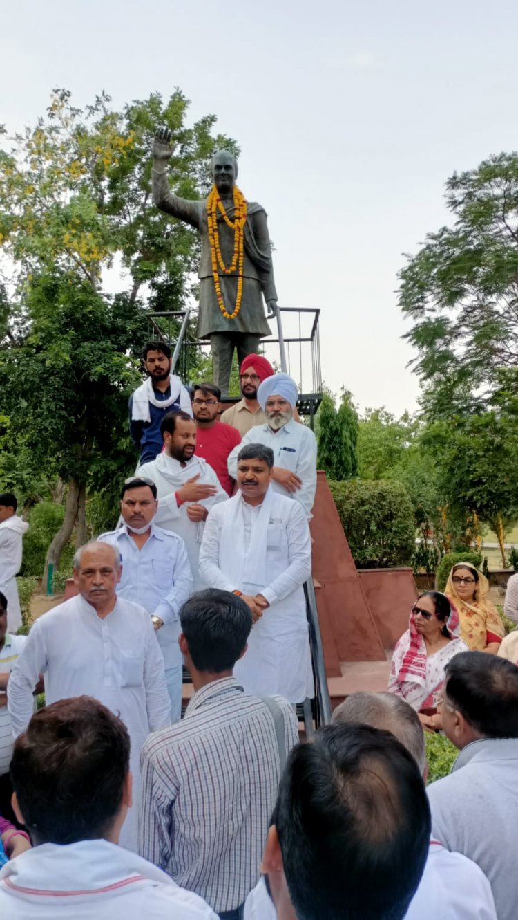 संचार  क्रांति के सूत्रधार पूर्व प्रधानमंत्री  राजीव गांधी सामाजिक न्याय एवं अधिकारिता मंत्री