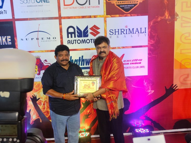 सुप्रीमो ट्रॉफी: शिवसेना नेता संजय राउत, गृहनिर्माण मंत्री जितेंद्र आव्हाड,  क्रिकेटर प्रवीण आमरे व अमित दानी ने उपस्थिति दिखाई