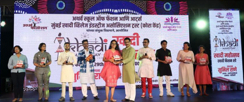 बोरिवली खादी महोत्सव २०२२ में स्वदेशी फ़ैशन के नए डिजाइन की धूम