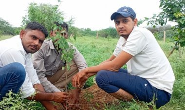 जन्म दिन पर पेड़ लगा कर पर्यावरण संरक्षण का संदेश दिया