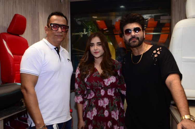 बी-टाउन सेलेब्रिटीज ने मोटरसाउंड्स लोखंडवाला के भव्य उद्घाटन की शोभा बढ़ाई