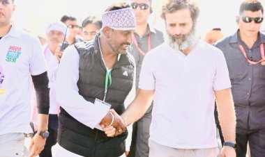 पूर्व राज्यमंत्री कांग्रेस नेता गोपाल केसावत ने भारत जोडो यात्रा में राहुल गांधी से की मुलाक़ात