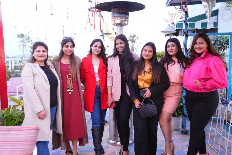 मॉडल रिया सिंह ने किया अपनी बुक "दी पोर्टल बिटवीन डार्कनेस एन्ड लाइट" का विमोचन