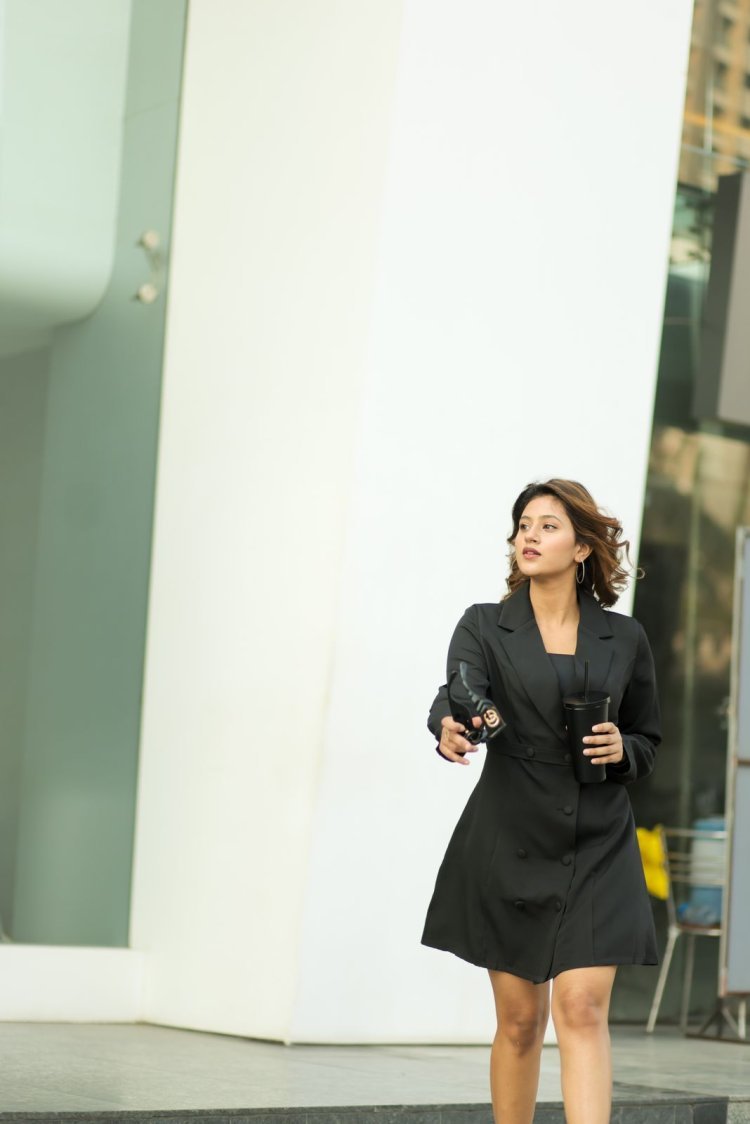 सोशल मीडिया फेम अंजलि अरोड़ा हॉट ब्लैक ब्लेजर ड्रेस में जलवा बिखेर रही हैं