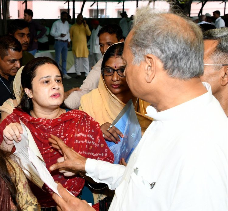 पूनम अंकुर छाबड़ा ने मुख्यमंत्री निवास में मुख्यमंत्री अशोक गहलोत जी को आबकारी नीति की पालना हेतू दिया ज्ञापन