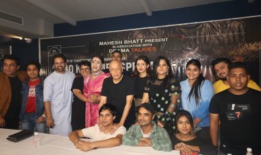 फिल्म निर्देशक महेश भट्ट ने नाटक '7:40 की लेडीज स्पेशल' का पोस्टर किया लॉन्च