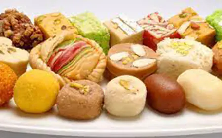 मिश्रित मिठाइयों से खराब हुआ पेट? इन घरेलू नुस्खों से पाएं राहत