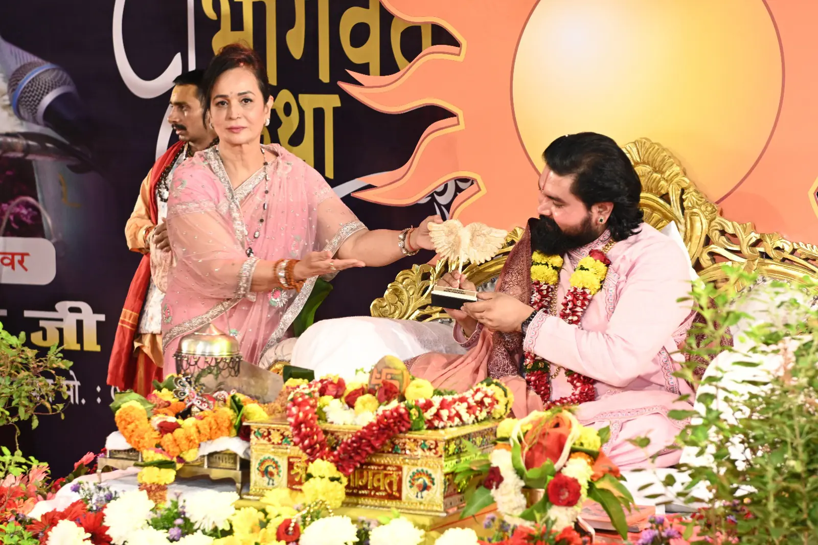 स्मिता ठाकरे द्वारा आयोजित भागवत कथा में राज्यपाल रमेश बैस, सुखविंदर सिंह, शेखर सुमन सहित कई हस्तियां हुईं शामिल