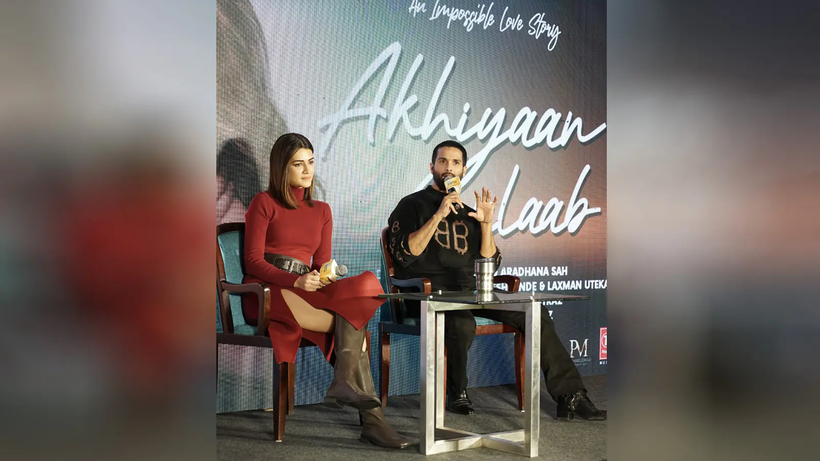 शाहिद कपूर और कृति सेनन ने जयपुर में 'तेरी बातों में ऐसा उलझा जिया' के लेटेस्ट लव सॉन्ग 'अखियां गुलाब' से मचाई धूम