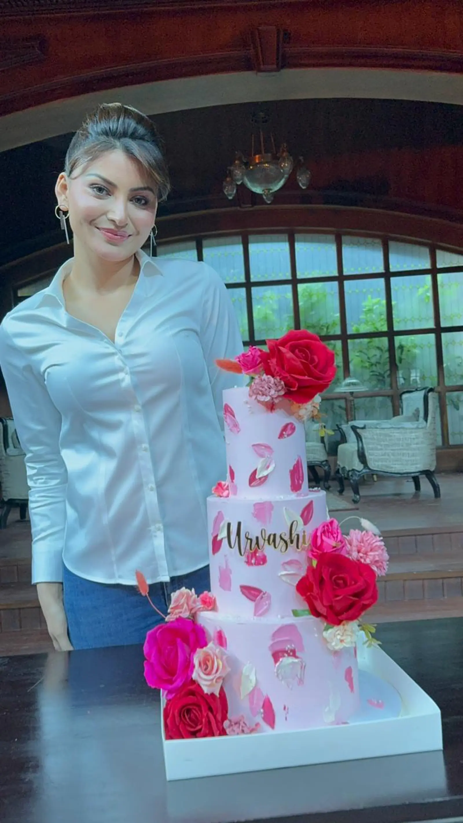 उर्वशी रौतेला ने 'एनबीके109' के सेट पर काटा 25 लाख का शाही केक