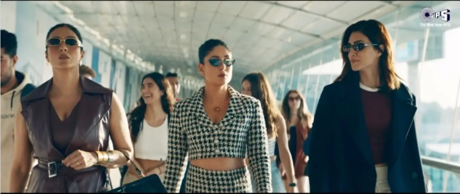 क्रू के गीत 'घागरा' के साथ स्टेज पर आग लगाएंगी तब्बू, करीना कपूर खान और कृति सेनन