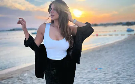 स्टाइलिश सफेद टॉप में शमा सिकंदर का समुद्री प्रेम