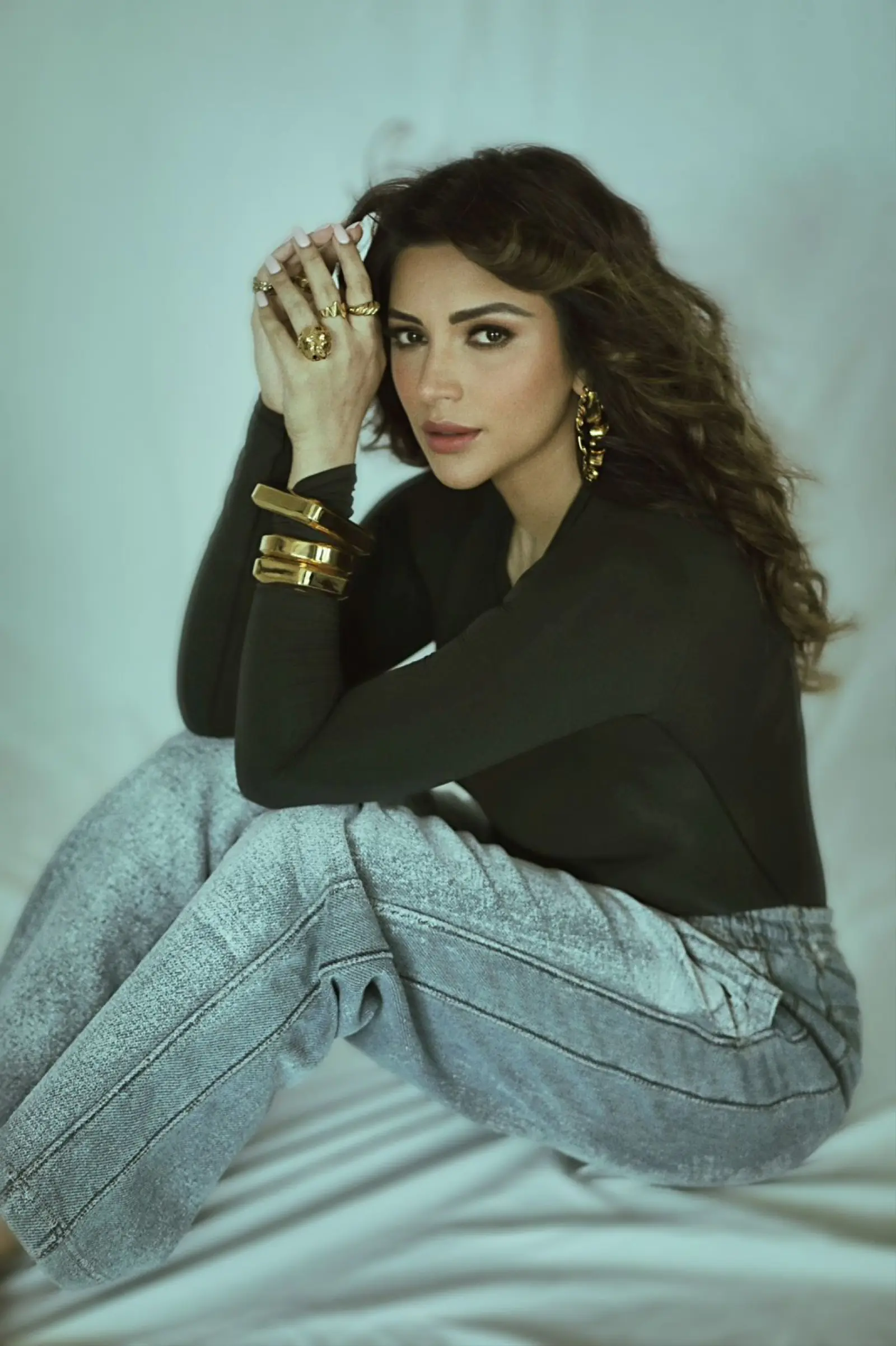 आंखों को लुभाता ब्लैक ड्रेस में शमा सिकंदर का कैजुअल लुक