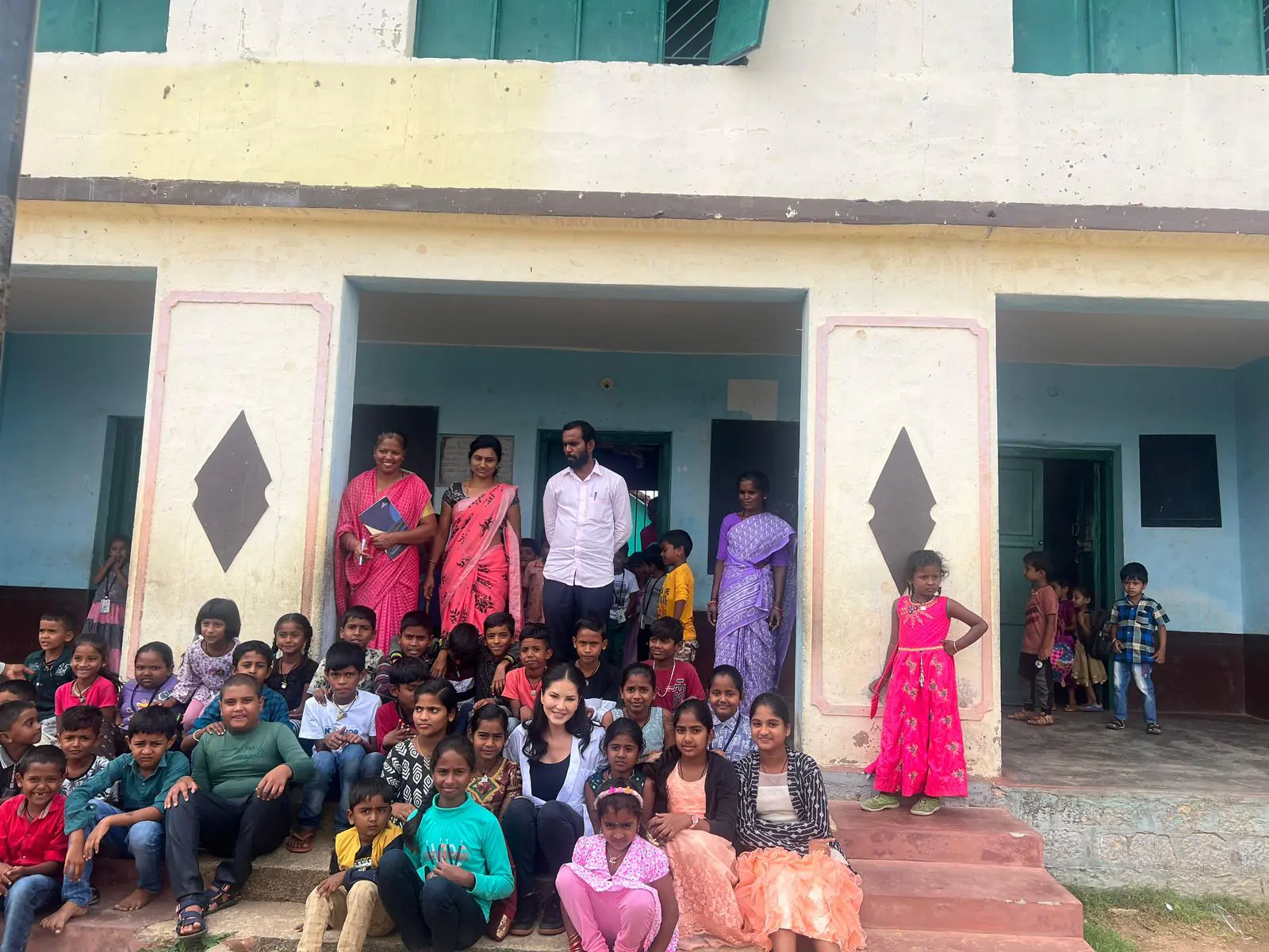 सनी लियोनी ने कर्नाटक में अपनी अगली फिल्म की शूटिंग के दौरान एक ग्रामीण स्कूल का दौरा किया