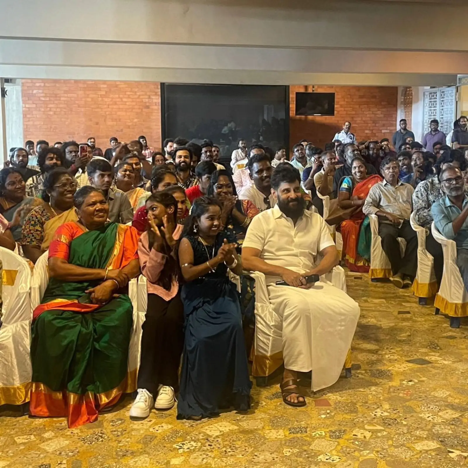 चियान विक्रम ने कास्ट और क्रू के साथ 'तंगलान' की सक्सेस पार्टी में मनाया जश्न, पारंपरिक कपड़ों में आए नजर