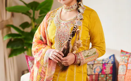 दिलों पर छुरियां चलाने आ गई रश्मि देसाई 