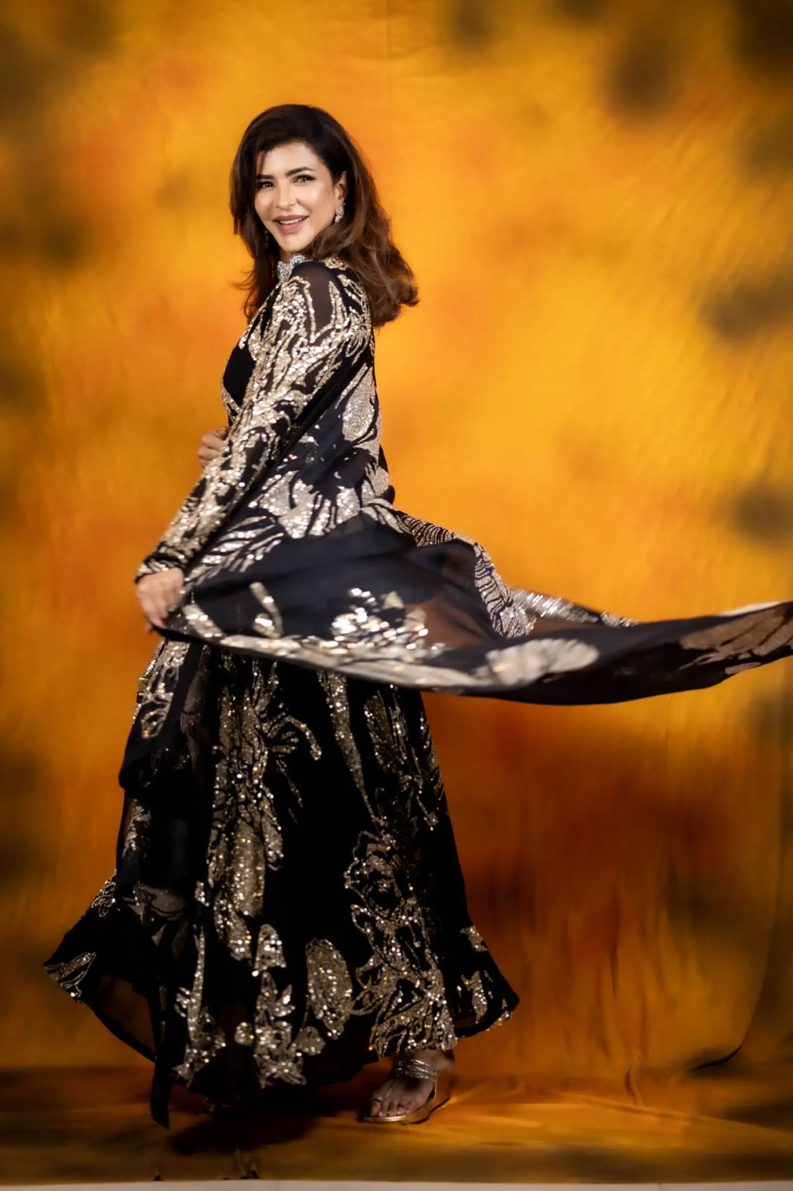 काले और सोने के आउटफिट में कहर बरसाती लक्ष्मी मांचू 