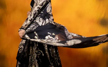 काले और सोने के आउटफिट में कहर बरसाती लक्ष्मी मांचू 