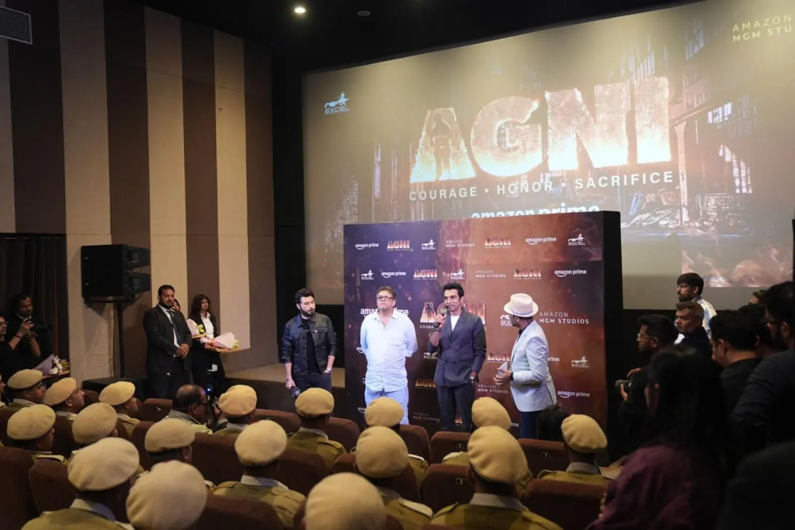 रियल फायरफाइटर्स और चीफ ऑफिसर्स के साथ दिल्ली में प्राइम वीडियो की फिल्म अग्नि की स्पेशल स्क्रीनिंग