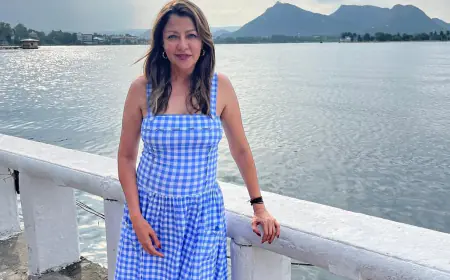 नीली पोशाक में मनमोहक आभा बिखेरती अदिती गोवित्रिकर  