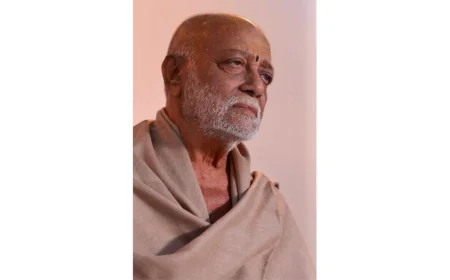 बेंगलुरु भगदड़ पीड़ितों को मोरारी बापू की श्रद्धांजलि और परिवारों को आर्थिक सहायता