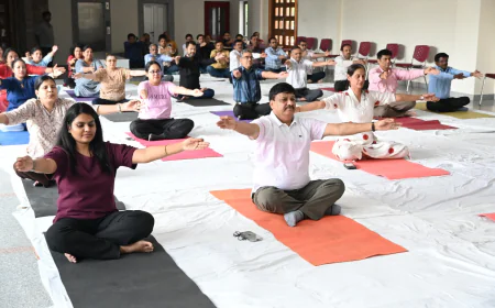 वन अर्थ,वन हेल्थ के  संदेश के साथ आईआईएचएमआर यूनिवर्सिटी में हुआ अंतरराष्ट्रीय योग दिवस 2025