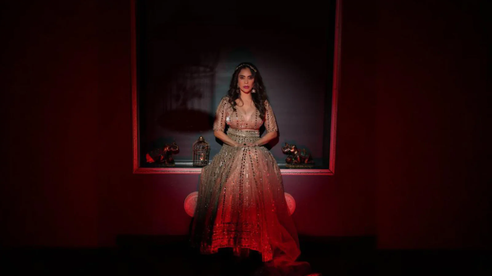 निकिता रावल का गोल्डन ग्लैमर: ड्रेस से बढ़कर है ये अंदाज़