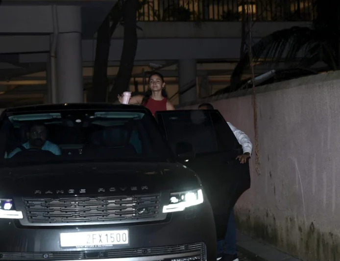 भंसाली की ‘लव एंड वॉर’ को लेकर हलचल तेज, रणबीर-आलिया-विक्की की तिकड़ी एक साथ दिखी